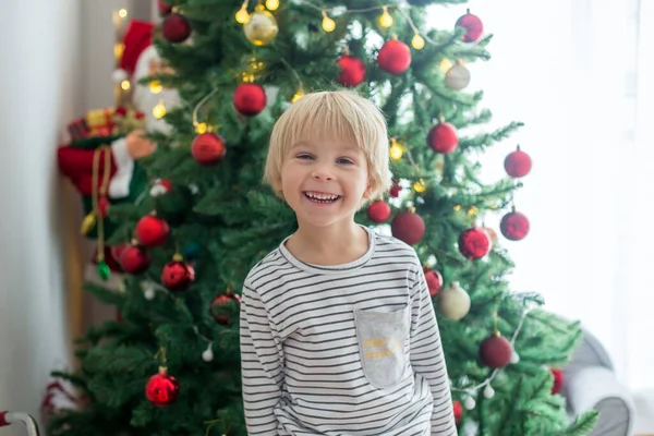 Güzel Çocuk Evde Noel Ağacı Süslemesi Ağaçların Altında Hediyeler — Stok fotoğraf