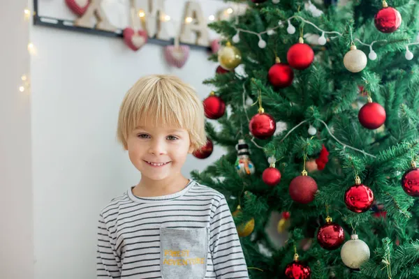 Güzel Çocuk Evde Noel Ağacı Süslemesi Ağaçların Altında Hediyeler — Stok fotoğraf