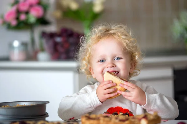 Niedliches Kleines Kleinkind Hause Hausgemachte Pflaumenkuchen Essen Leckeres Gebäck — Stockfoto