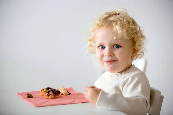 Schattig Klein Peuter Kind Het Eten Van Zelfgemaakte Pruimentaart Thuis — Stockfoto