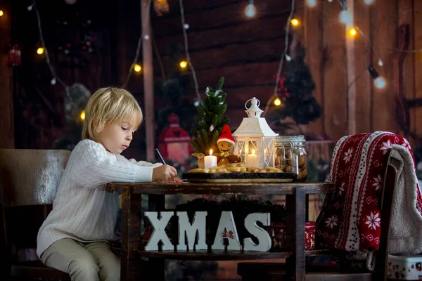 Söta Småbarn Pojke Julen Skriva Brev Till Jultomten Och Äta — Stockfoto