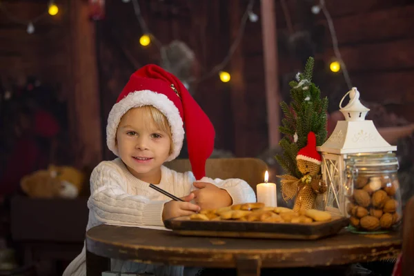 Söta Småbarn Pojke Julen Skriva Brev Till Jultomten Och Äta — Stockfoto