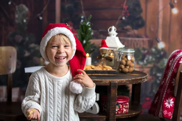 Niedliches Kleinkind Junge Weihnachten Brief Den Weihnachtsmann Schreiben Und Hause — Stockfoto