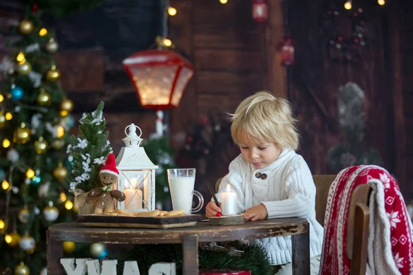 Piękne Dziecko Maluch Blond Chłopiec Pisząc List Świętego Mikołaja Jedząc — Zdjęcie stockowe