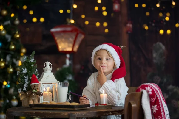 Bela Criança Menino Loiro Escrevendo Carta Para Papai Noel Comer — Fotografia de Stock