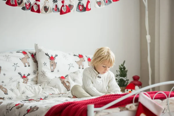 Schöne Kleinkind Buch Lesen Bett Weihnachten Dekoration Ihn Herum — Stockfoto