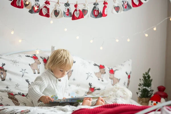 Mooi Peuter Kind Boek Lezen Bed Kerstmis Decoratie Hem Heen — Stockfoto