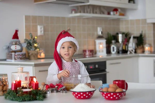 Sevimli Sarışın Çocuk Çocuk Annesi Evde Noel Kurabiyesi Pişiriyor Eğleniyor — Stok fotoğraf