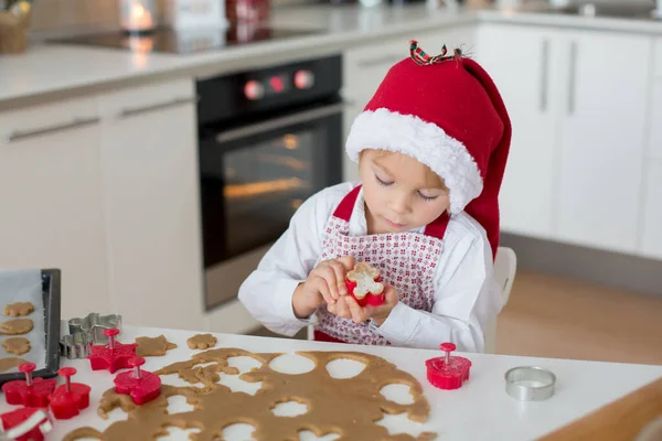 Милый Блондин Мальчик Мама Пекут Рождественское Печенье Дома Веселятся — стоковое фото