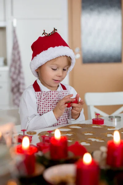 Söta Blonda Barn Pojke Och Hans Mamma Baka Julkakor Hemma — Stockfoto