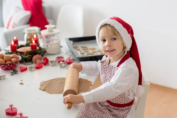 Lindo Niño Rubio Niño Madre Hornear Galletas Navidad Casa Divertirse — Foto de Stock