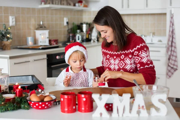 Lindo Niño Rubio Niño Madre Hornear Galletas Navidad Casa Divertirse — Foto de Stock