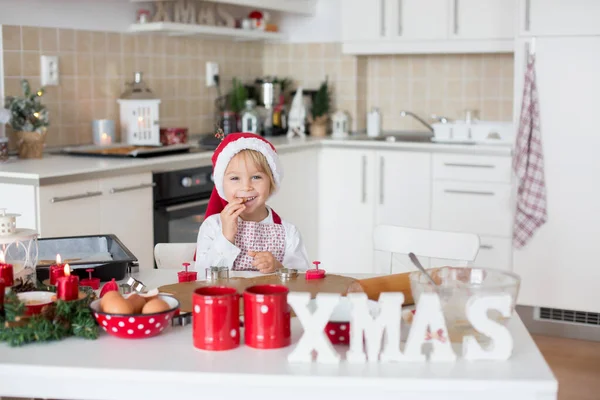 Niedliches Blondes Kind Junge Und Seine Mutter Backen Weihnachtsplätzchen Hause — Stockfoto