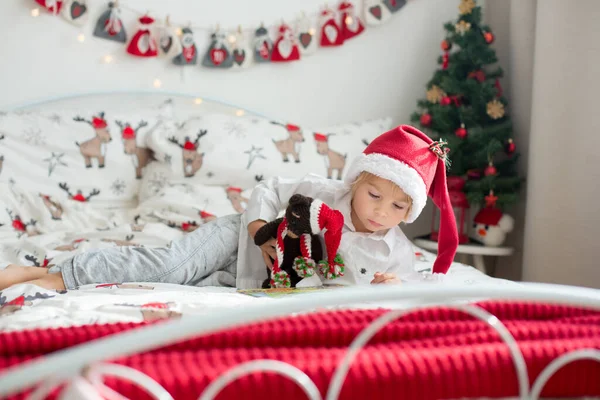 Красива Дитина Малюк Читає Книгу Ліжку Різдво Прикраса Навколо Нього — стокове фото