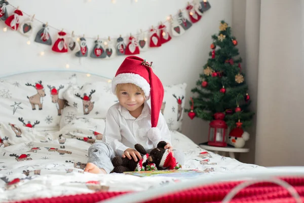 Ребенок Читающий Книгу Постели Рождество Украшения Вокруг — стоковое фото