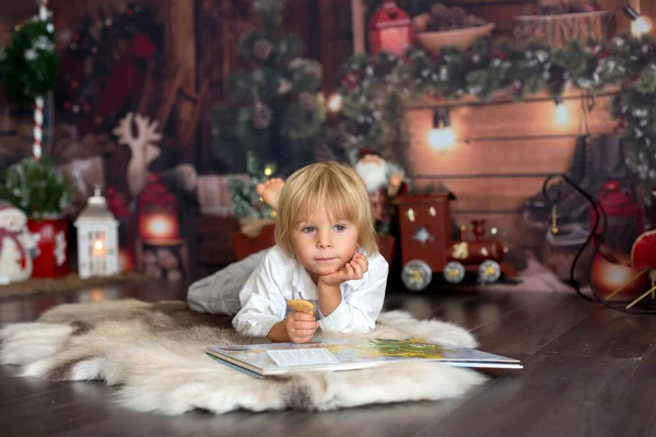 Hermoso Niño Pequeño Libro Lectura Sobre Piel Reno Acogedor Navidad —  Fotos de Stock