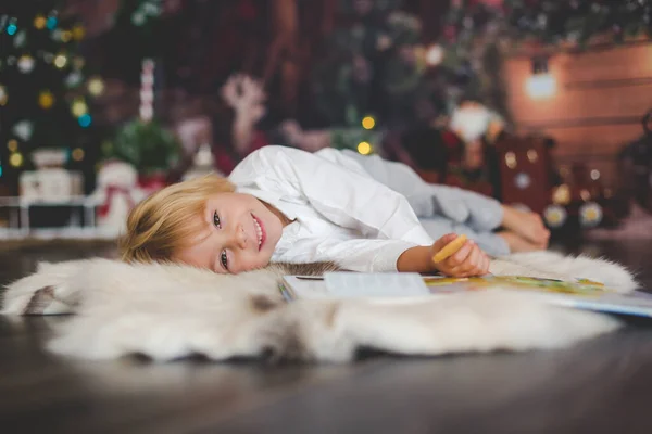 Linda Criança Lendo Livro Sobre Pele Rena Coyz Natal Decoração — Fotografia de Stock