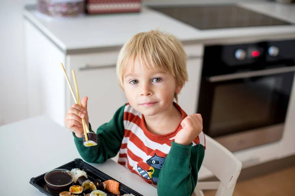 Roztomilé Blonďaté Dítě Jíst Sushi Rolls Doma Happy Boy Ready — Stock fotografie