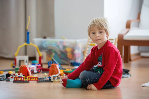 Enfant Mignon Jouant Avec Des Blocs Jouets Colorés Petite Maison — Photo