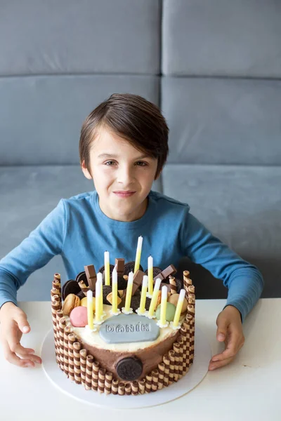 Bambino Carino Ragazzo Festeggia Suo Compleanno Casa Con Torta Colorata — Foto Stock
