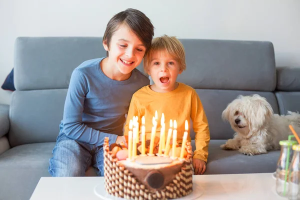 可爱的孩子 带着多彩的蛋糕和兄弟姐妹在家里庆祝他的生日 — 图库照片
