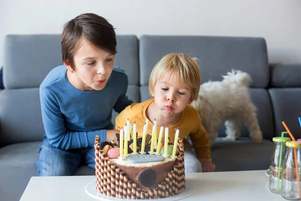 Bambino Carino Ragazzo Festeggia Suo Compleanno Casa Con Torta Colorata — Foto Stock