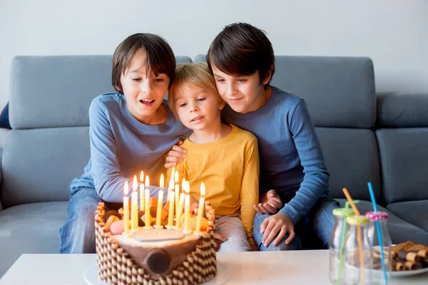 귀여운 집에서 생일을 축하하는 케이크와 형제들 — 스톡 사진