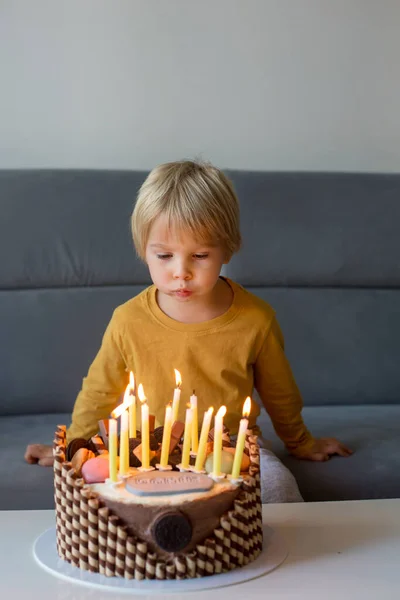 Criança Bonito Menino Comemorando Seu Aniversário Casa Com Bolo Colorido — Fotografia de Stock