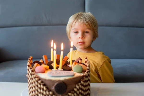 Urocze Dziecko Chłopiec Świętuje Swoje Urodziny Domu Kolorowym Tortem Rodzeństwem — Zdjęcie stockowe