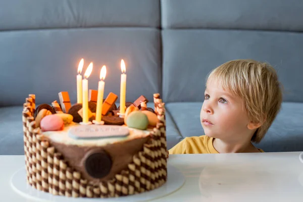 Criança Bonito Menino Comemorando Seu Aniversário Casa Com Bolo Colorido — Fotografia de Stock