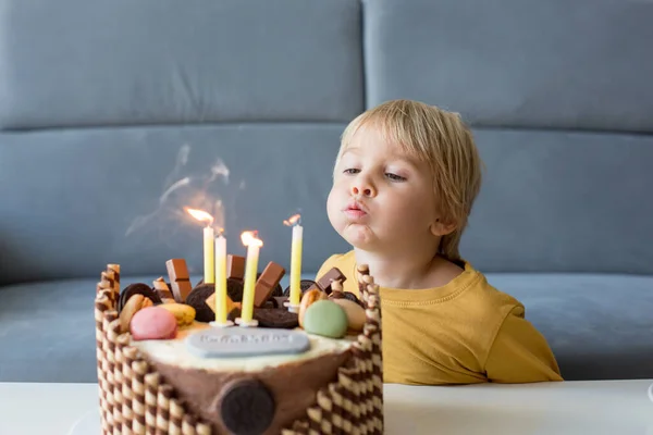 Lindo Niño Niño Celebrando Cumpleaños Casa Con Pastel Colores Con —  Fotos de Stock