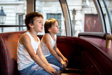 Lindon yürüyerek keşfetmek, mutlu bir aile