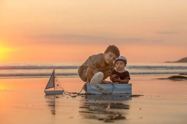 Χαριτωμένο Μωρό Παιδί Γλυκό Αγόρι Παίζοντας Βάρκα Αρκουδάκι Και Ψάρια — Φωτογραφία Αρχείου