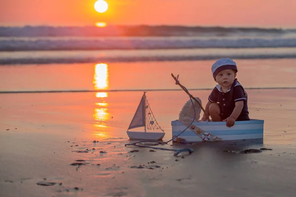 Niño Lindo Bebé Dulce Niño Jugando Con Barco Oso Peluche —  Fotos de Stock