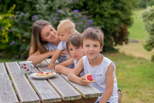 Matka Troje Dzieci Posiadające Podwieczorek Podwórku Ich Widok Domu Piękny — Zdjęcie stockowe