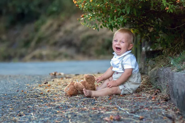 Triest Weinig Peuter Jongen Teddybeer Zittend Een Weg Park Eenzaam — Stockfoto