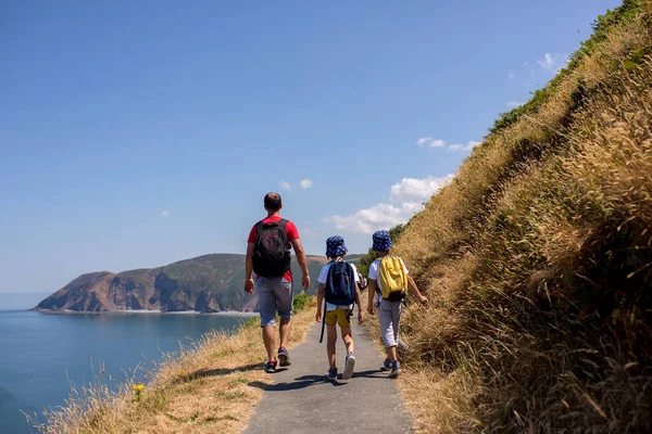 Father Two Boys Family Walking Small Path Stunning Devonshire Coastline — Stock Photo, Image