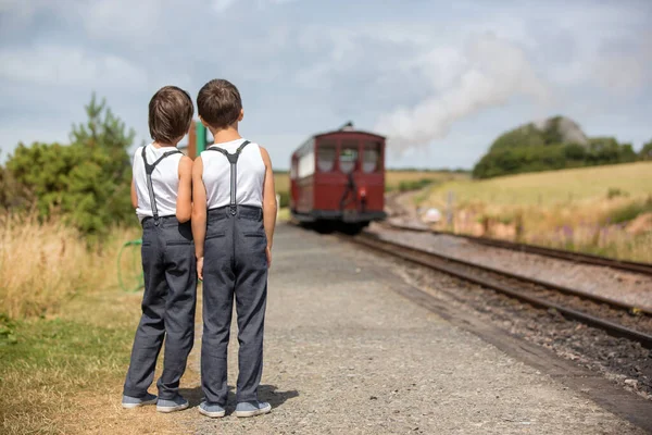 Prachtige Kinderen Gekleed Vintage Kleding Genieten Van Oude Stoomtrein Een — Stockfoto