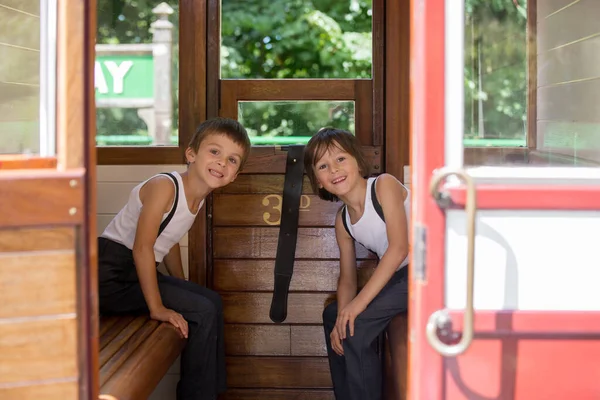 Hermosos Niños Vestidos Con Ropa Vintage Disfrutando Del Viejo Tren — Foto de Stock