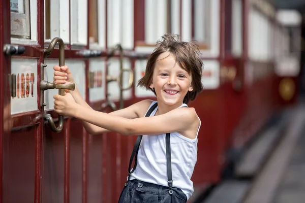 Bellissimo Bambino Vestito Con Abiti Vintage Godendo Vecchio Treno Vapore — Foto Stock