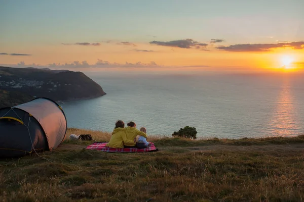 Wspaniałą Rodzinę Camping Wzgórzu Ciesząc Się Widokiem Zachodu Słońca Exmoor — Zdjęcie stockowe