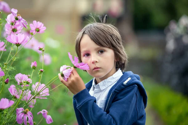 Schönes Kind Wunderschönen Blumengarten Sommer — Stockfoto