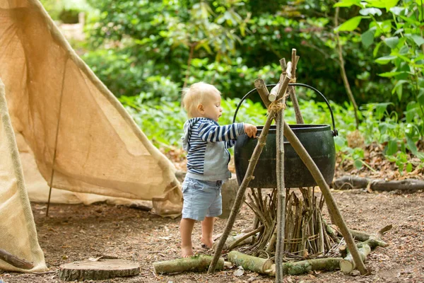 Hermosos Niños Hermanos Camping Bosque Chimenea Tienda Campaña —  Fotos de Stock