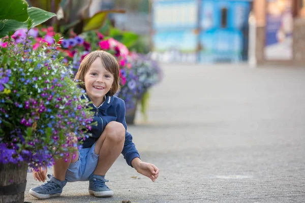 Roztomilý Školák Stojící Vedle Květináče Krásném Městě — Stock fotografie
