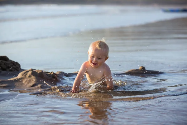Niño Jugando Playa Agua Sonriendo Felizmente — Foto de Stock