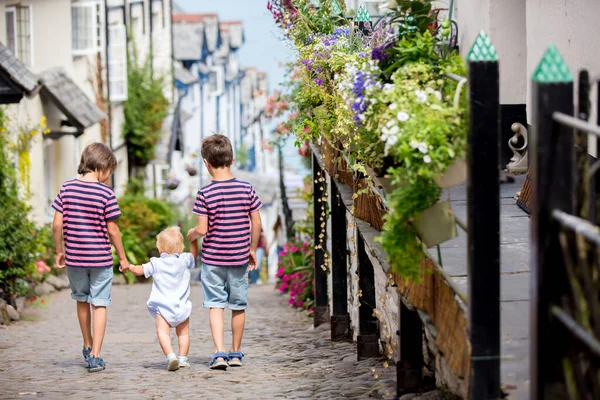 Hermosa Familia Caminando Por Las Calles Clovelly Bonito Pueblo Antiguo —  Fotos de Stock