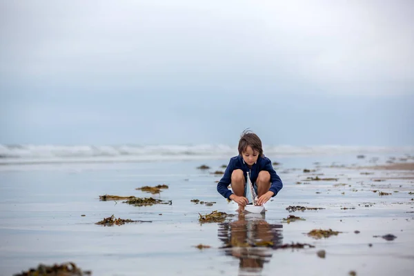 Niño Juega Con Arena Playa Lindo Niño Preescolar Con Barco — Foto de Stock