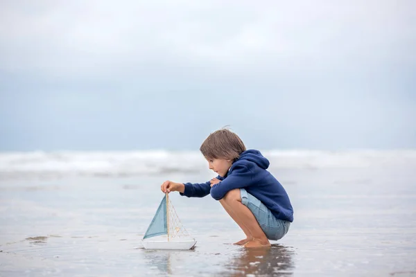 Niño Juega Con Arena Playa Lindo Niño Preescolar Con Barco —  Fotos de Stock