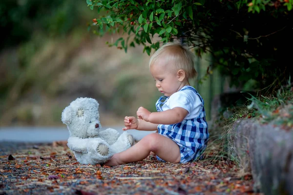 Schattig Peuter Spelen Met Teddy Beer Het Park Zomer — Stockfoto