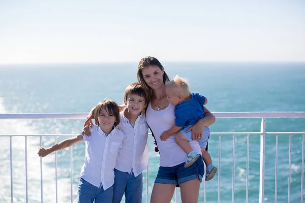 Familia Feliz Con Niños Disfrutando Del Viaje Barco Desde Cubierta — Foto de Stock
